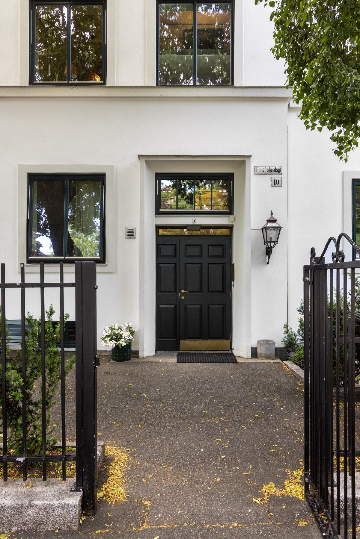 Boligen ligger i byggets 2. etasje og har begrenset innsyn. Galleribilde