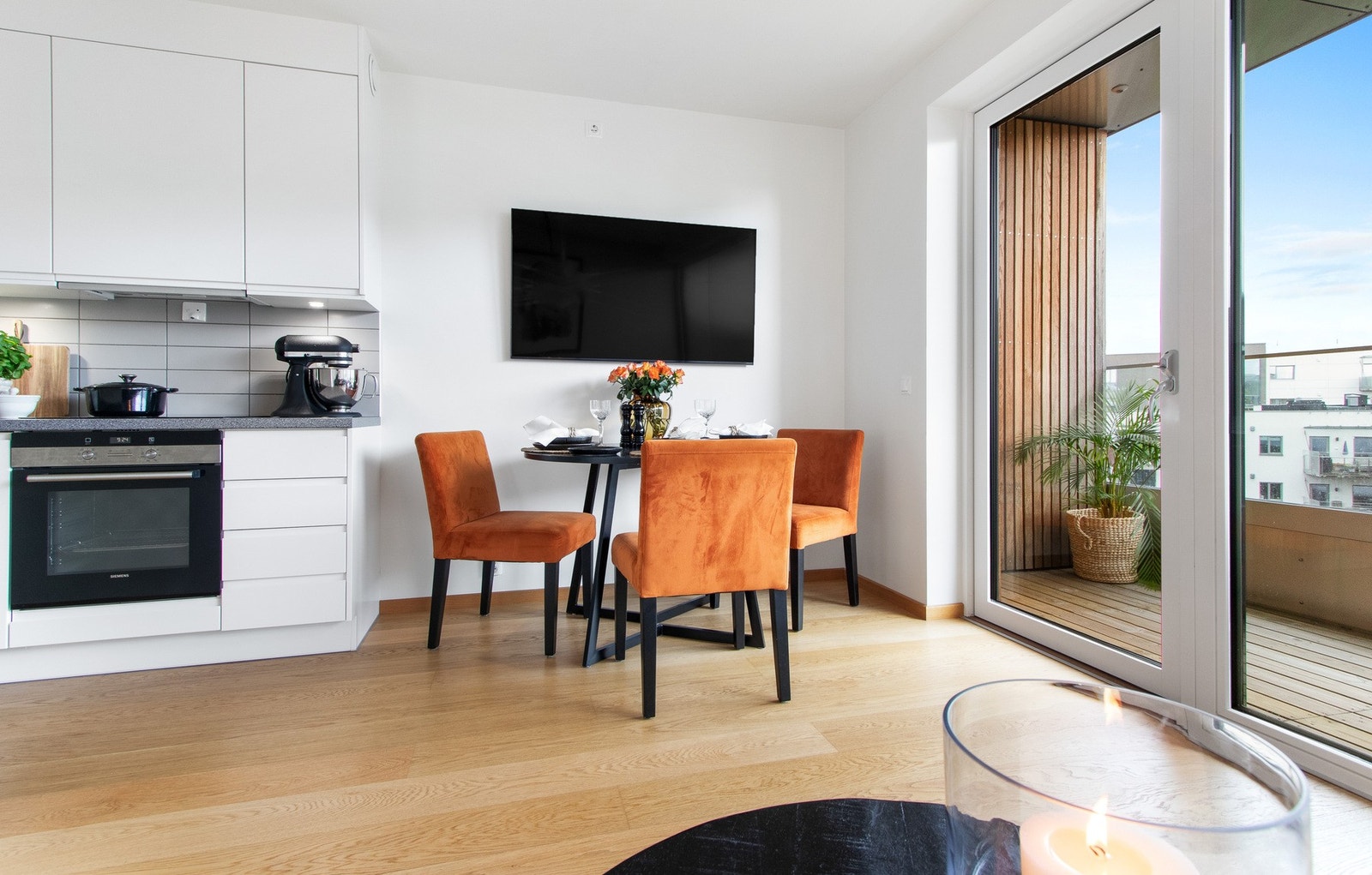 I grensen mot kjøkkenet er det plass til et lite spisebord og i andre enden er det rom for sofa. Galleribilde