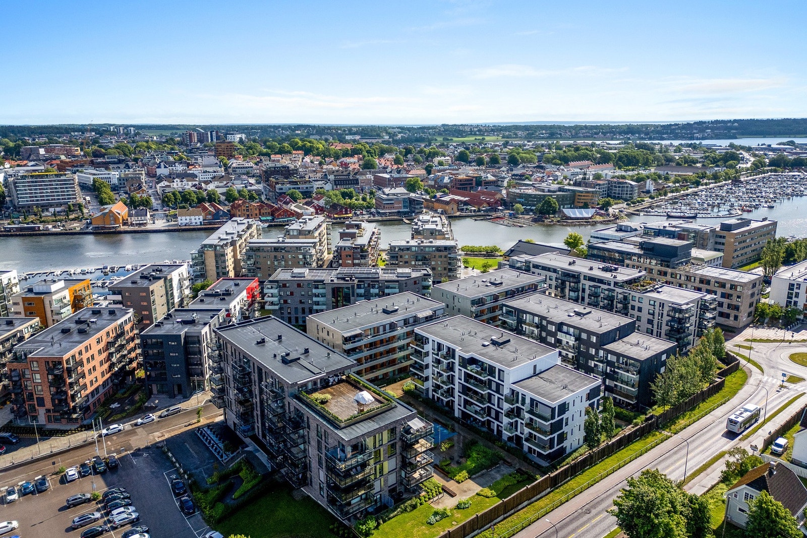 Leiligheten ligger attraktivt til nær vannkanten på Kaldnes Brygge i Tønsberg kommune, på historisk grunn der Kaldnes skipsverft lå. Galleribilde