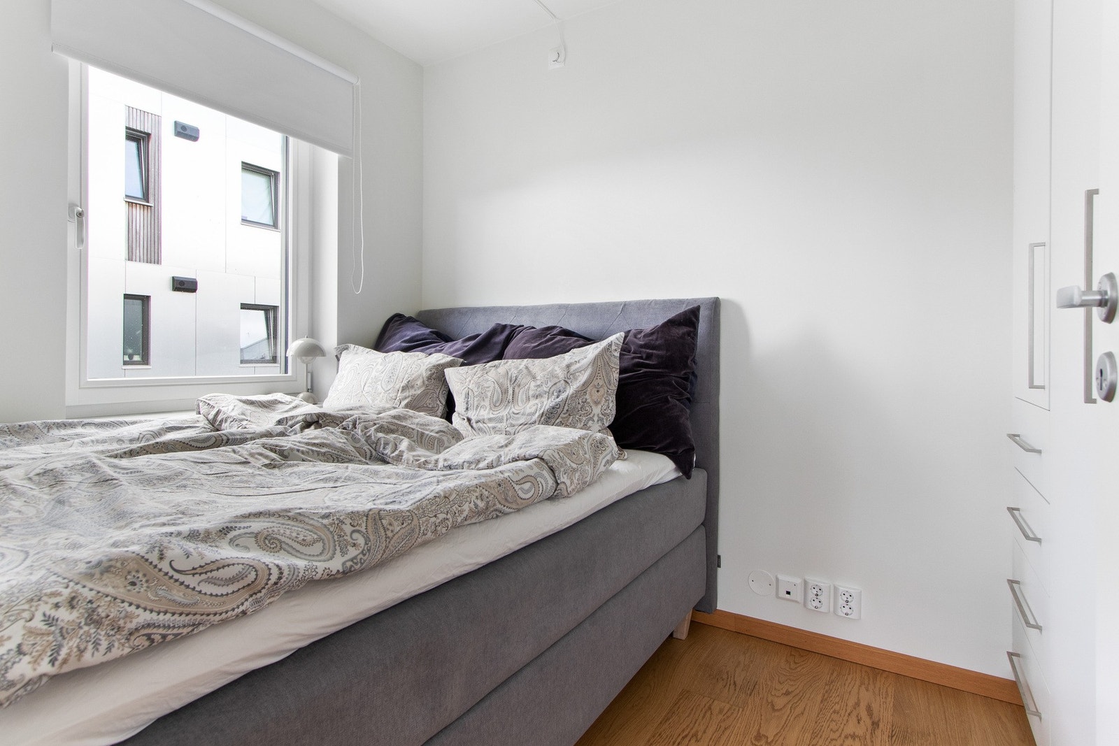 Rommet har lik stil som resten av leiligheten med enstavs parkett, vannbåren gulvvarme og hvitmalte vegger. Galleribilde