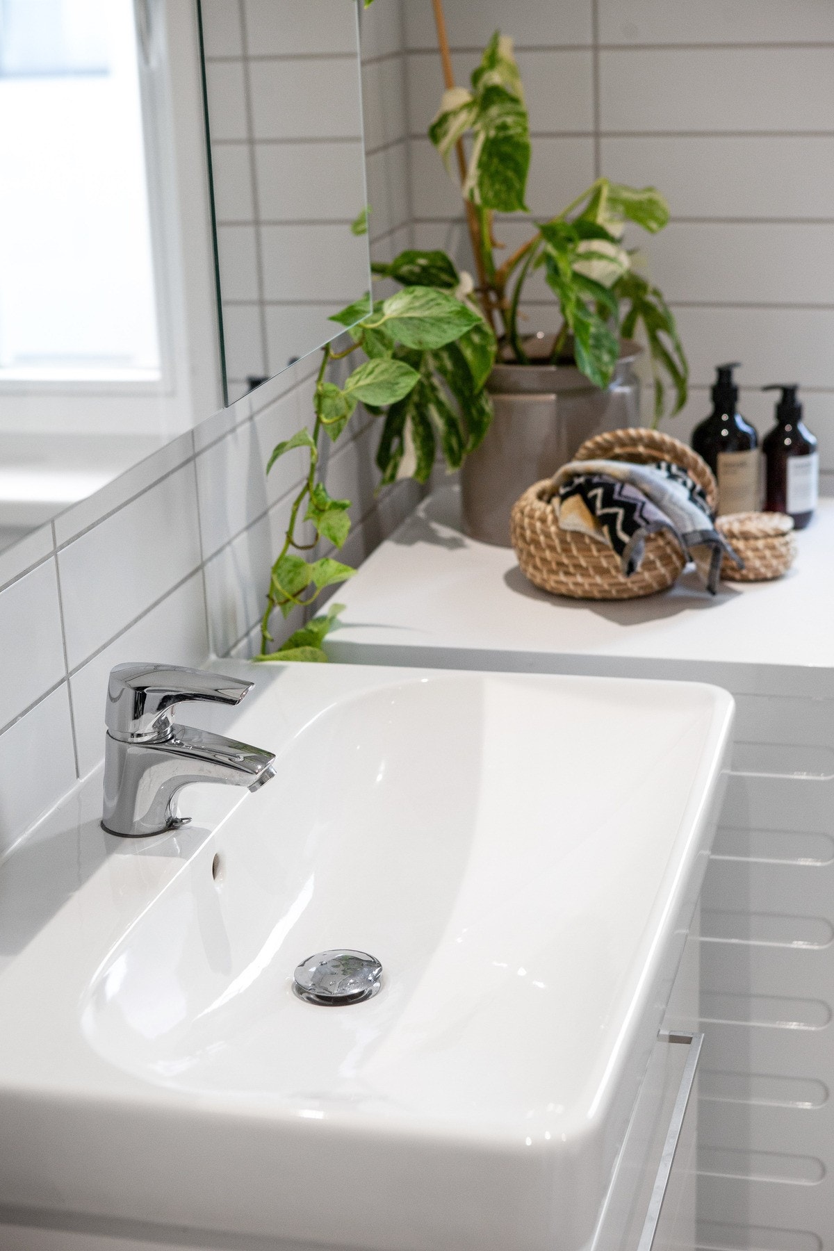 Det er downlights, vegghengt toalett og opplegg for vaskemaskin. Galleribilde