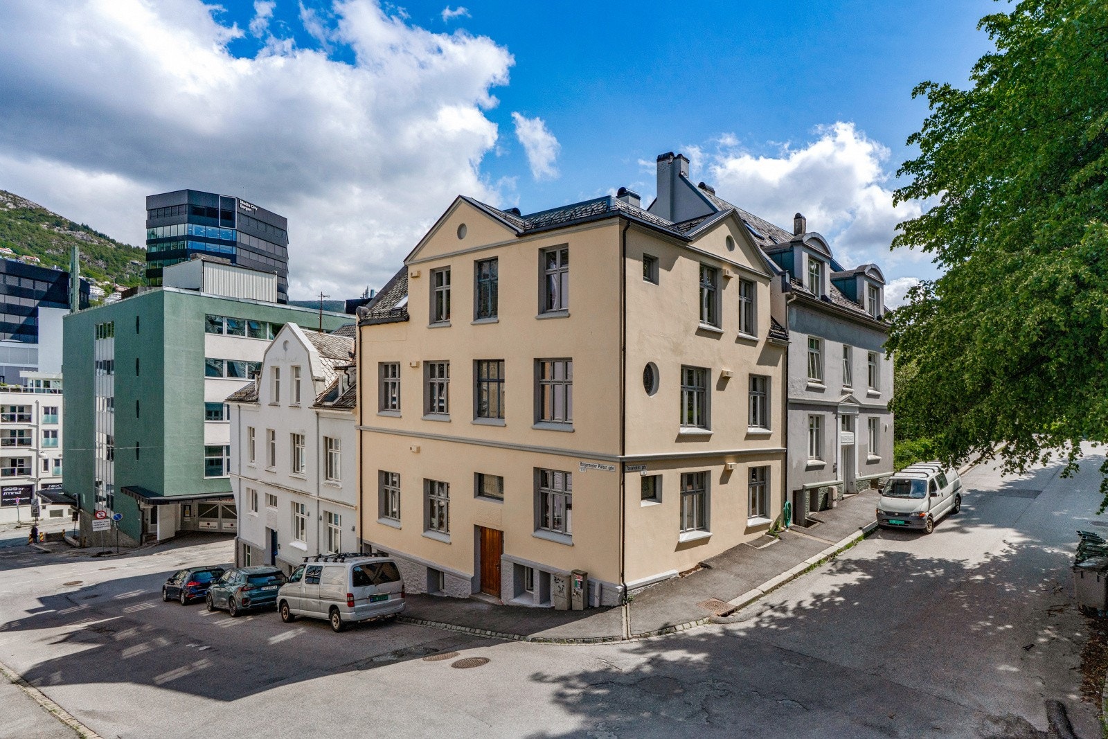 Pent hjørnebygg på Høyden Galleribilde