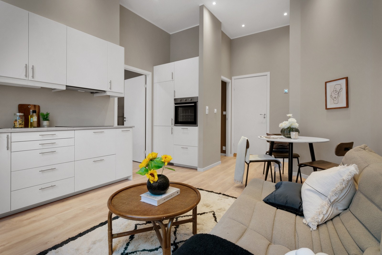 God plass til sofa og spisebord Galleribilde