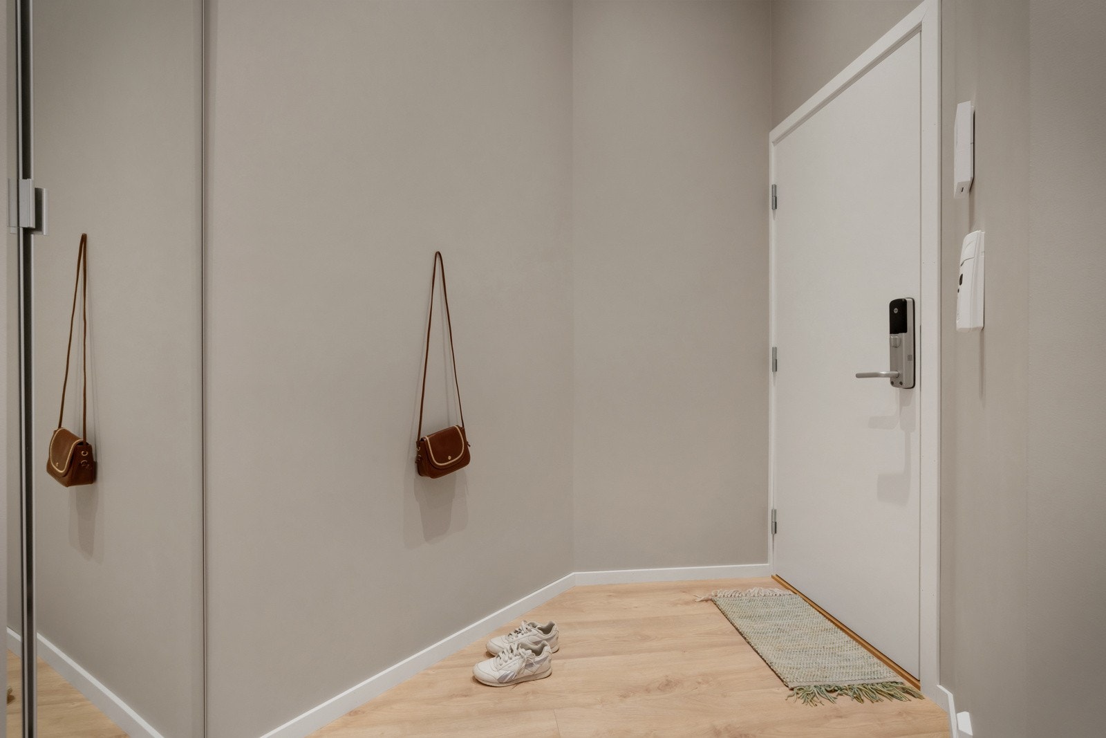 Entré med garderobeskap med speilfronter Galleribilde
