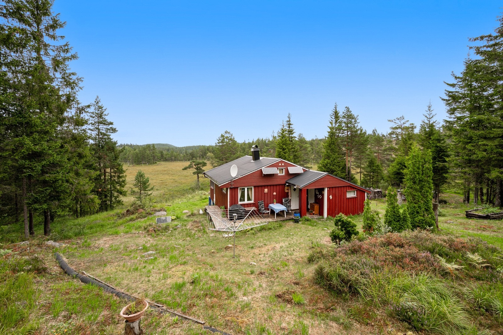 Hytta i naturskjønne omgivelser- et fredelig fristed omgitt av skog og frisk luft. Perfekt for avslapning og hygge året rundt! Galleribilde