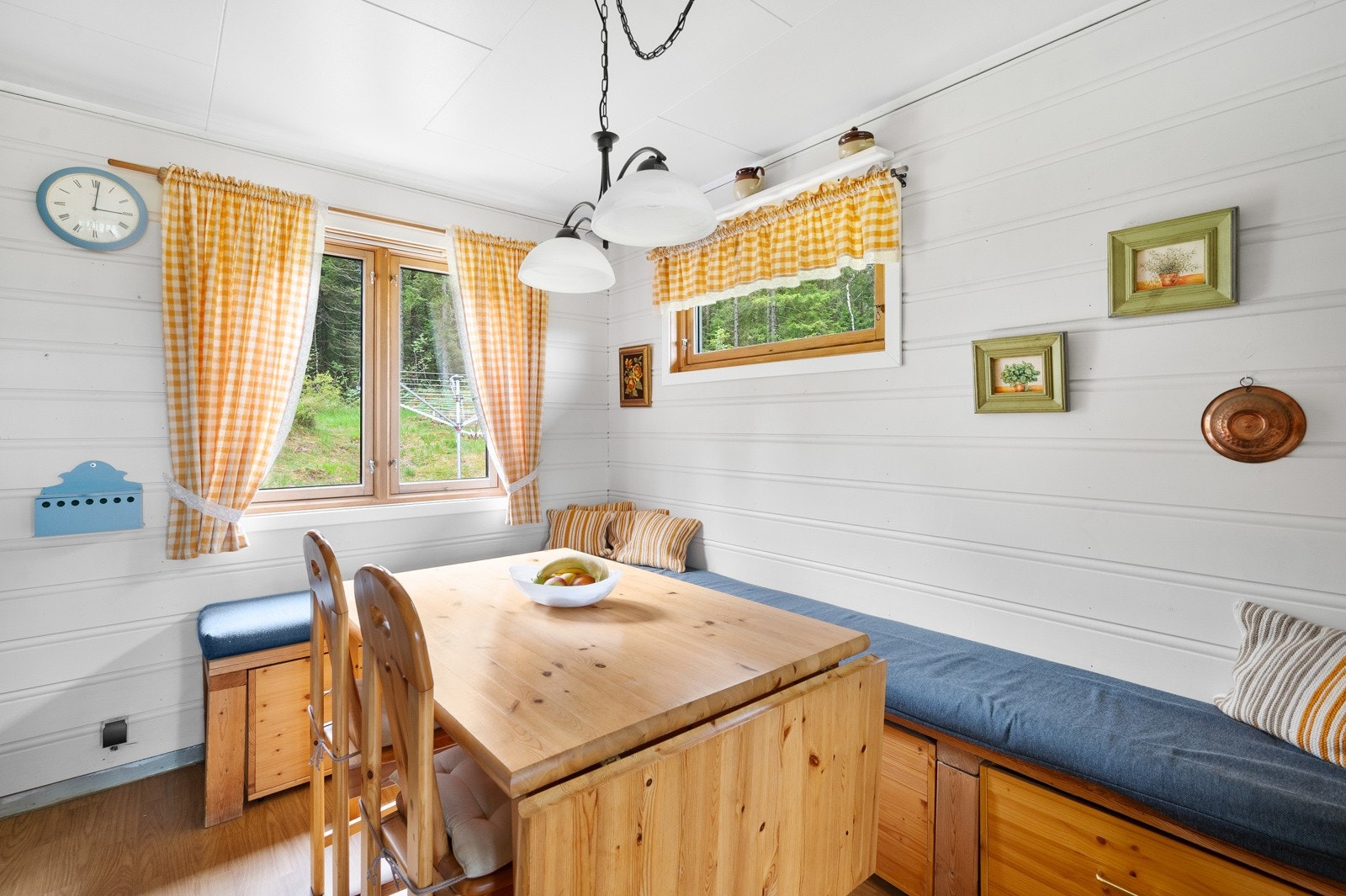 Det er godt med oppbevaring i skuffer under sittebenken. Oppå benken er det plass til en familie som samles til frokost for å skape hyggelige hytteminner. Galleribilde