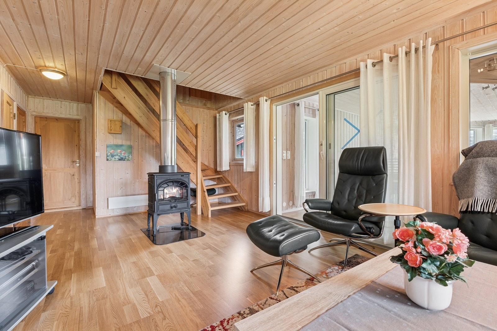 Stuen i den opprinnelige delen har vedovn. Dør mellom denne stuen og stuen i den tilbygde delen. Galleribilde