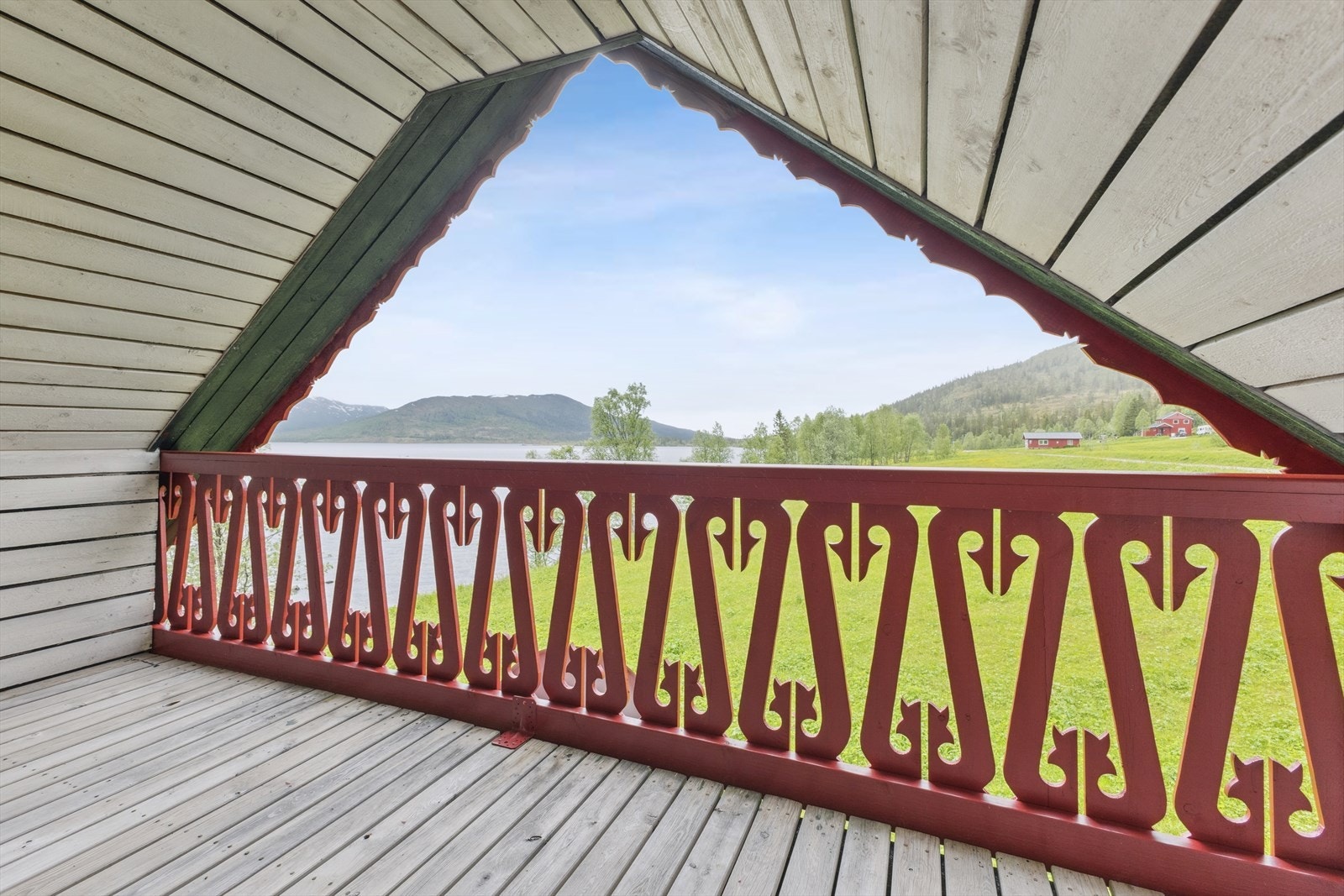 Altan i 2. etasje på den opprinnelige hytten. Også her er utsikten upåklagelig. Galleribilde