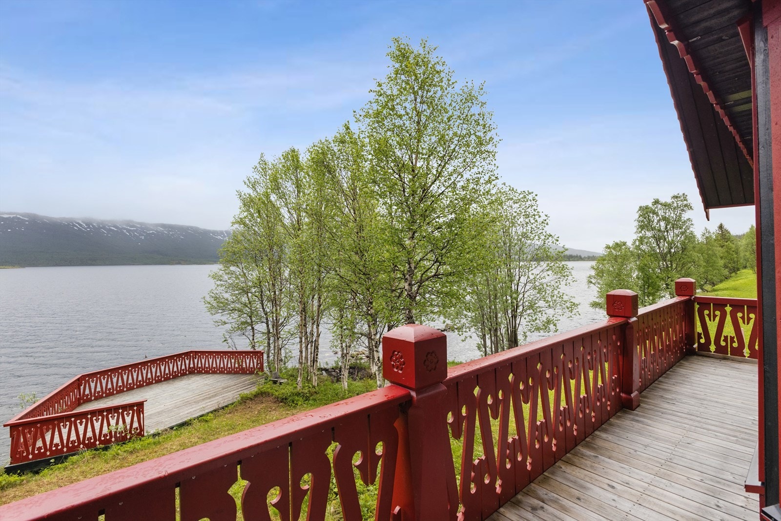 Fra terrassen er det storslått utsikt over innsjøen og de majestetiske fjellene i horisonten. Galleribilde