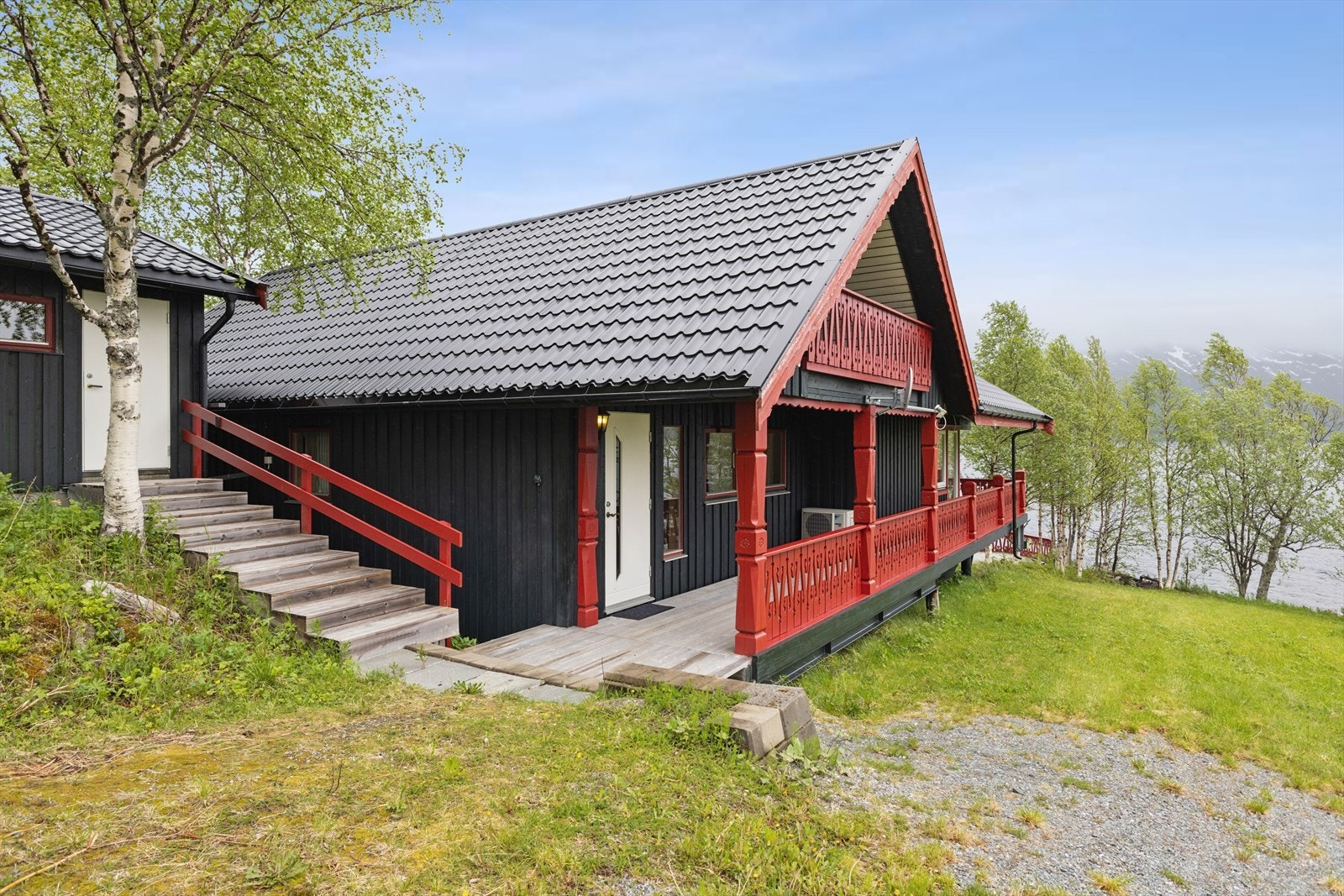 Fra hytten er det trapp opp til garasje med badstue Galleribilde