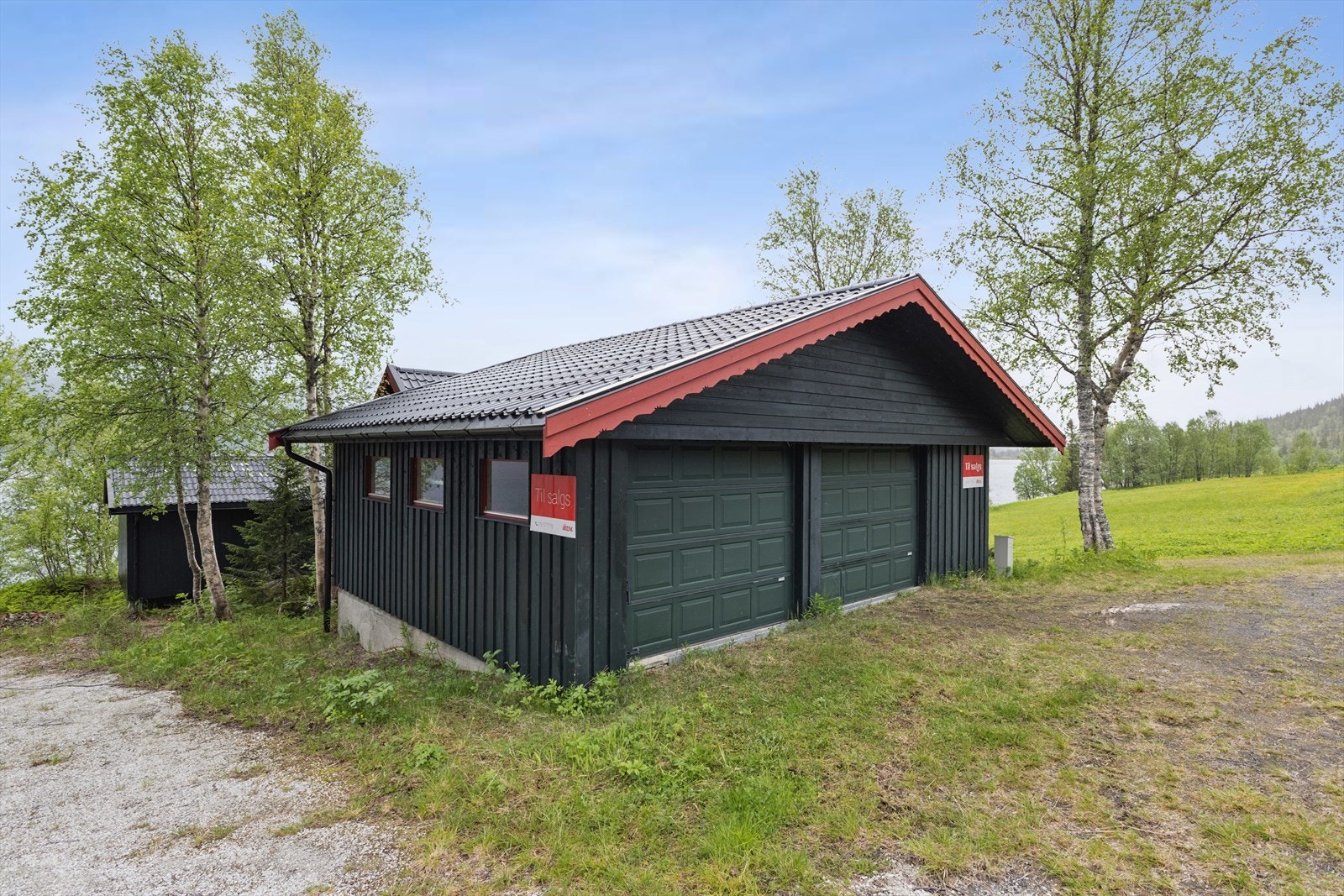 Romslig dobbeltgarasje med integrert badstue - praktisk og komfortabelt Galleribilde