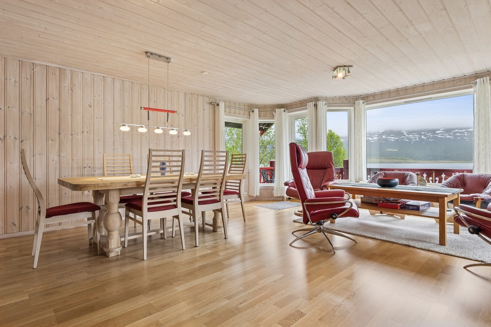 Lys og romslig stue med panoramautsikt Galleribilde