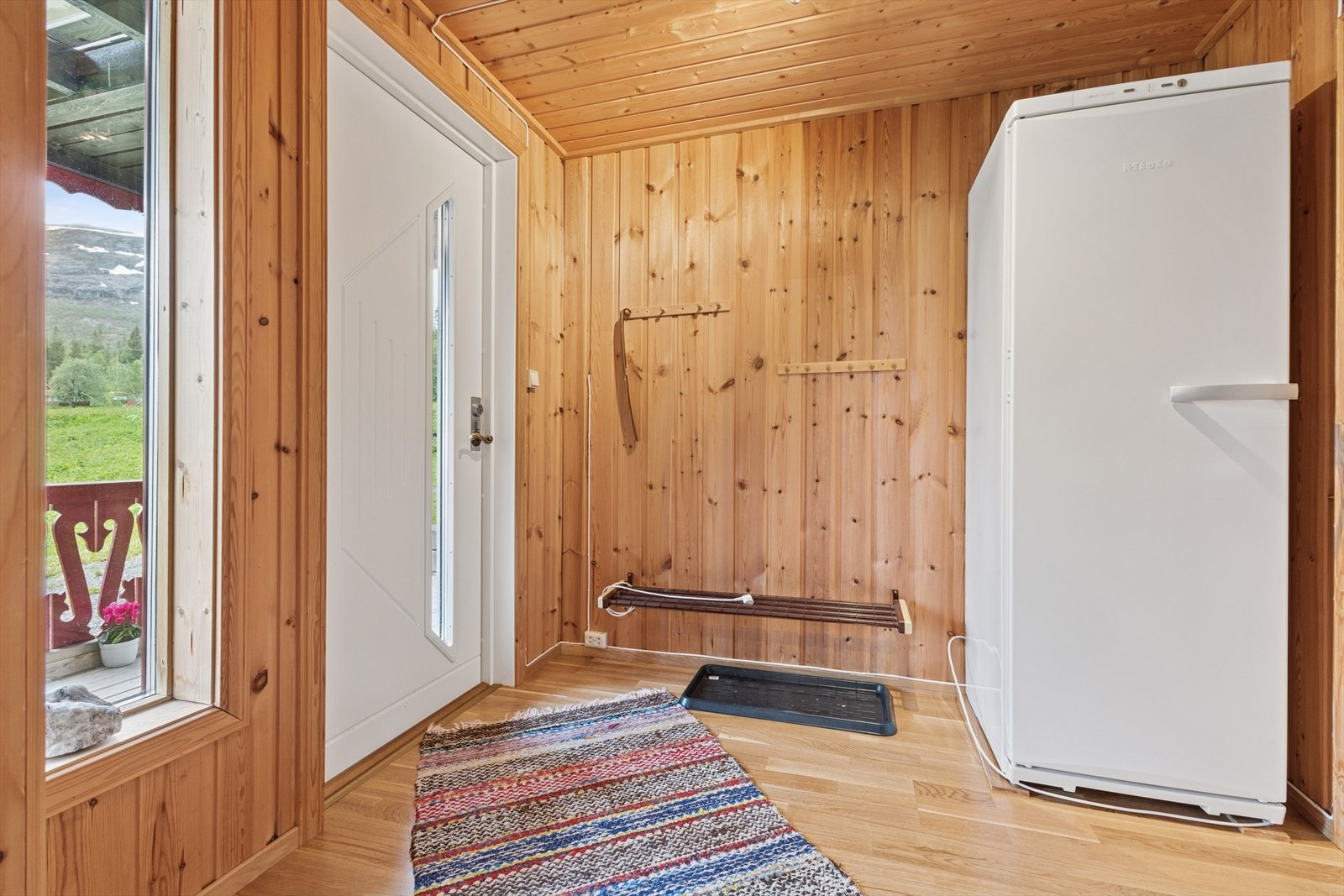 Gangen har en varm og innbydende atmosfære med gjennomgående bruk av heltre panel på både vegger, tak Galleribilde