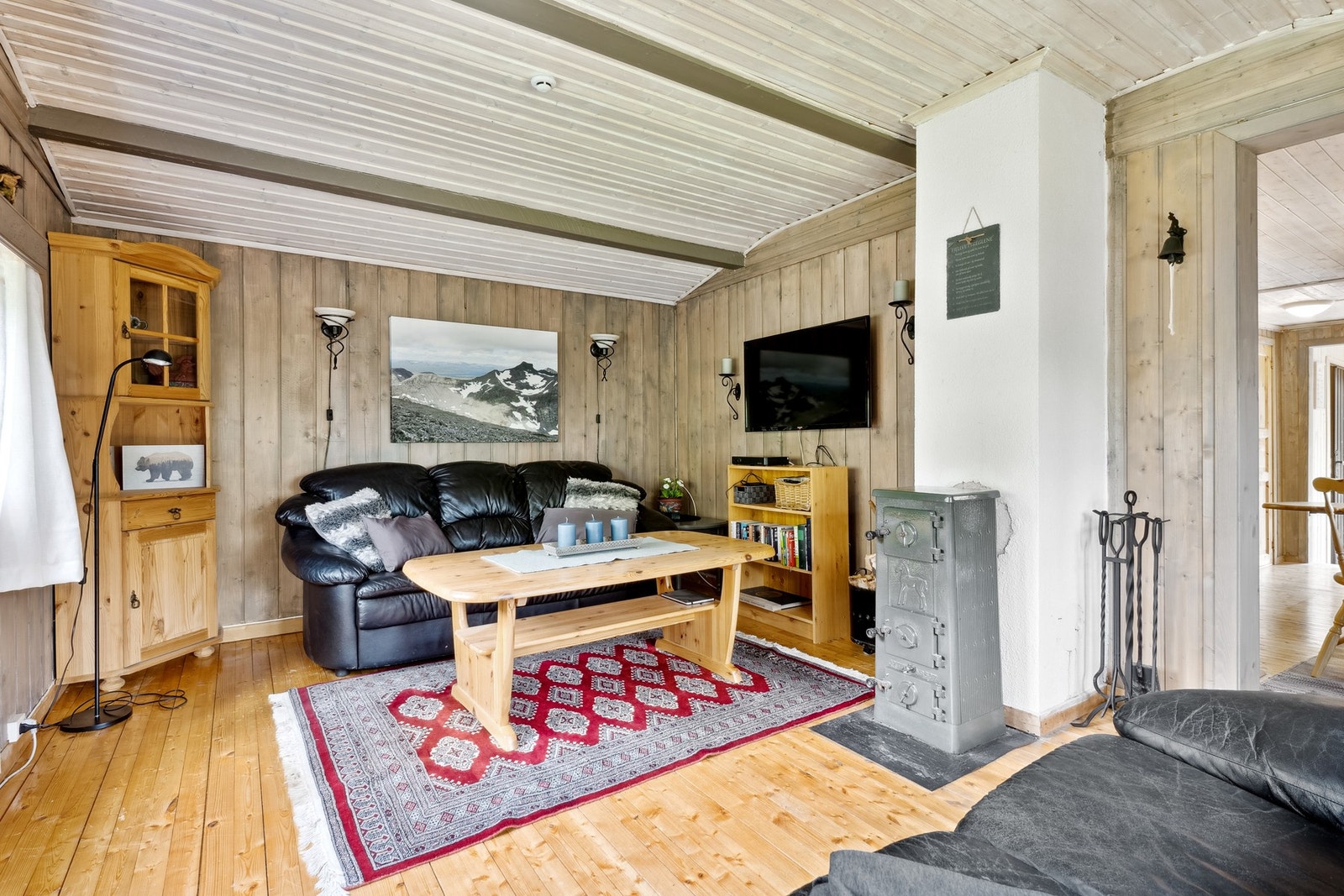 Vedfyring på stua. Galleribilde