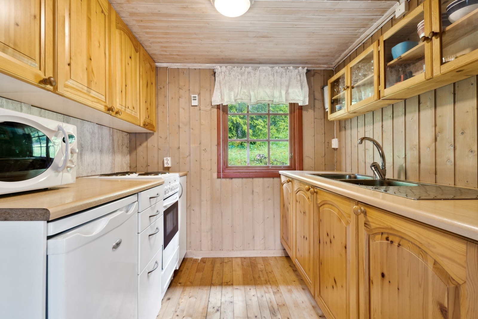 Praktisk kjøkken med god skap- og benkeplass. Galleribilde