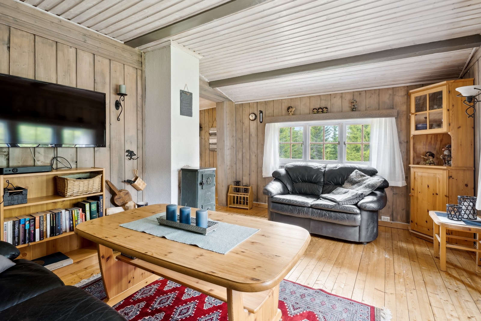 Romslig stue med god plass for sofakrok. Galleribilde