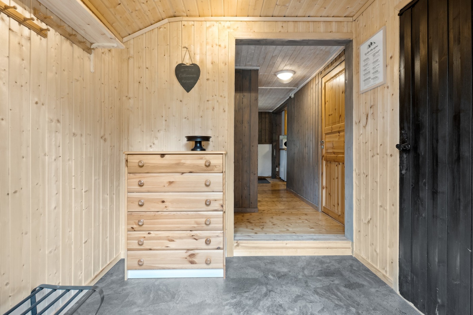 Romslig entré med plass til å henge fra seg. Galleribilde