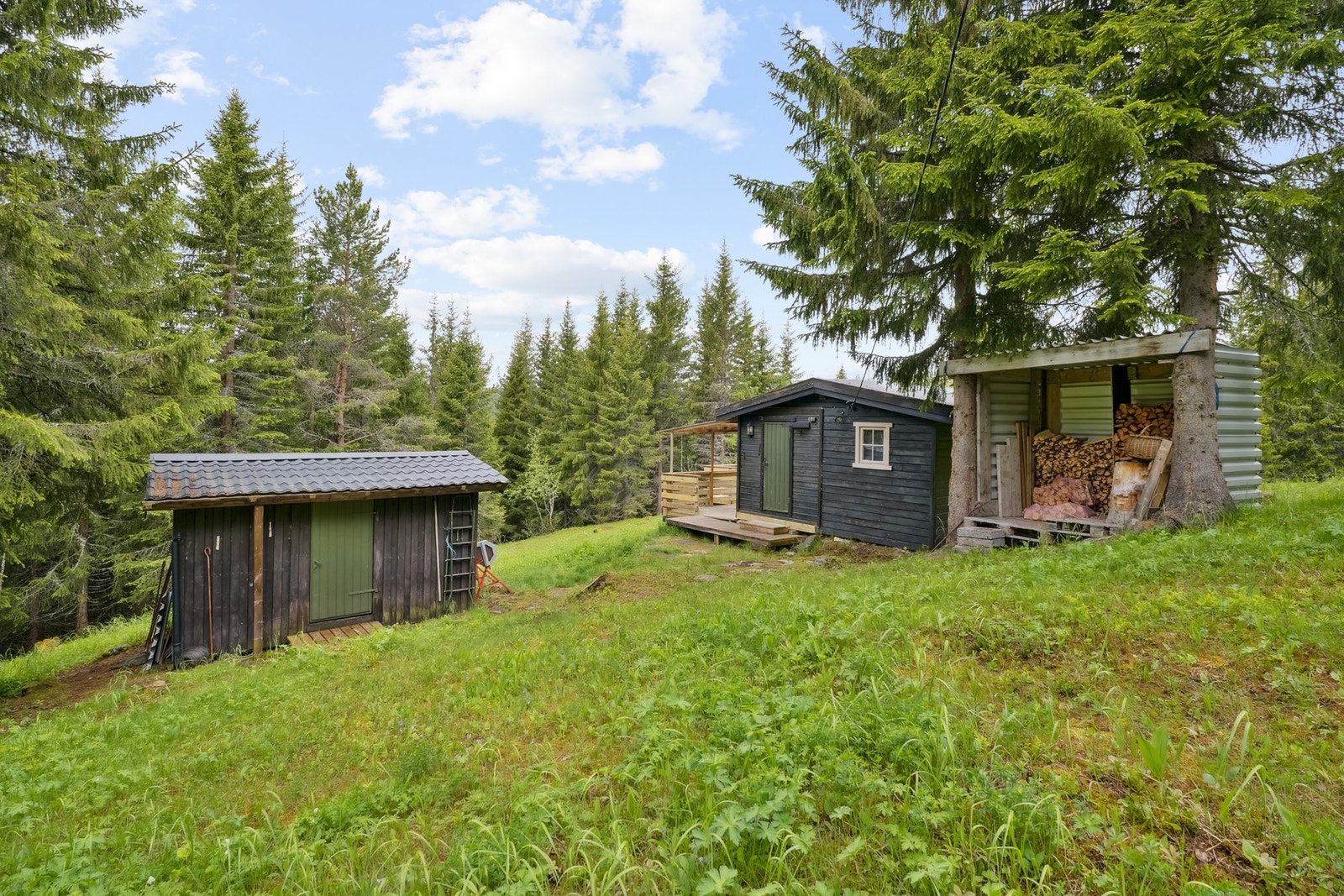I tillegg til hytta så er det også en bod med utedo. Galleribilde