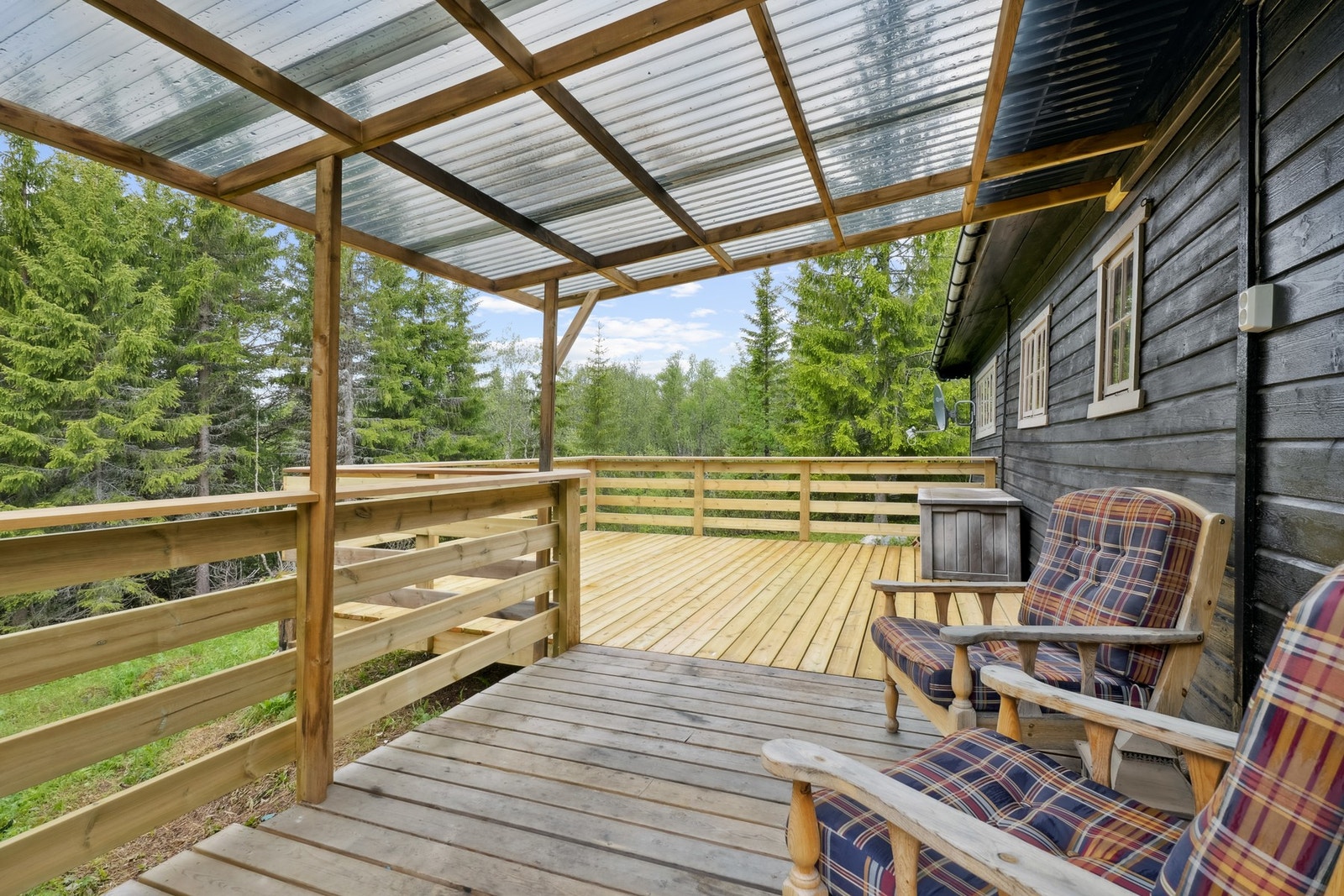 Delvis overbygd terrasse. Galleribilde