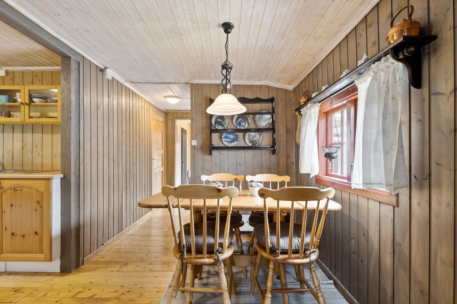 Naturlig avdeling for spisegruppe i tilknytning til kjøkkenet. Galleribilde