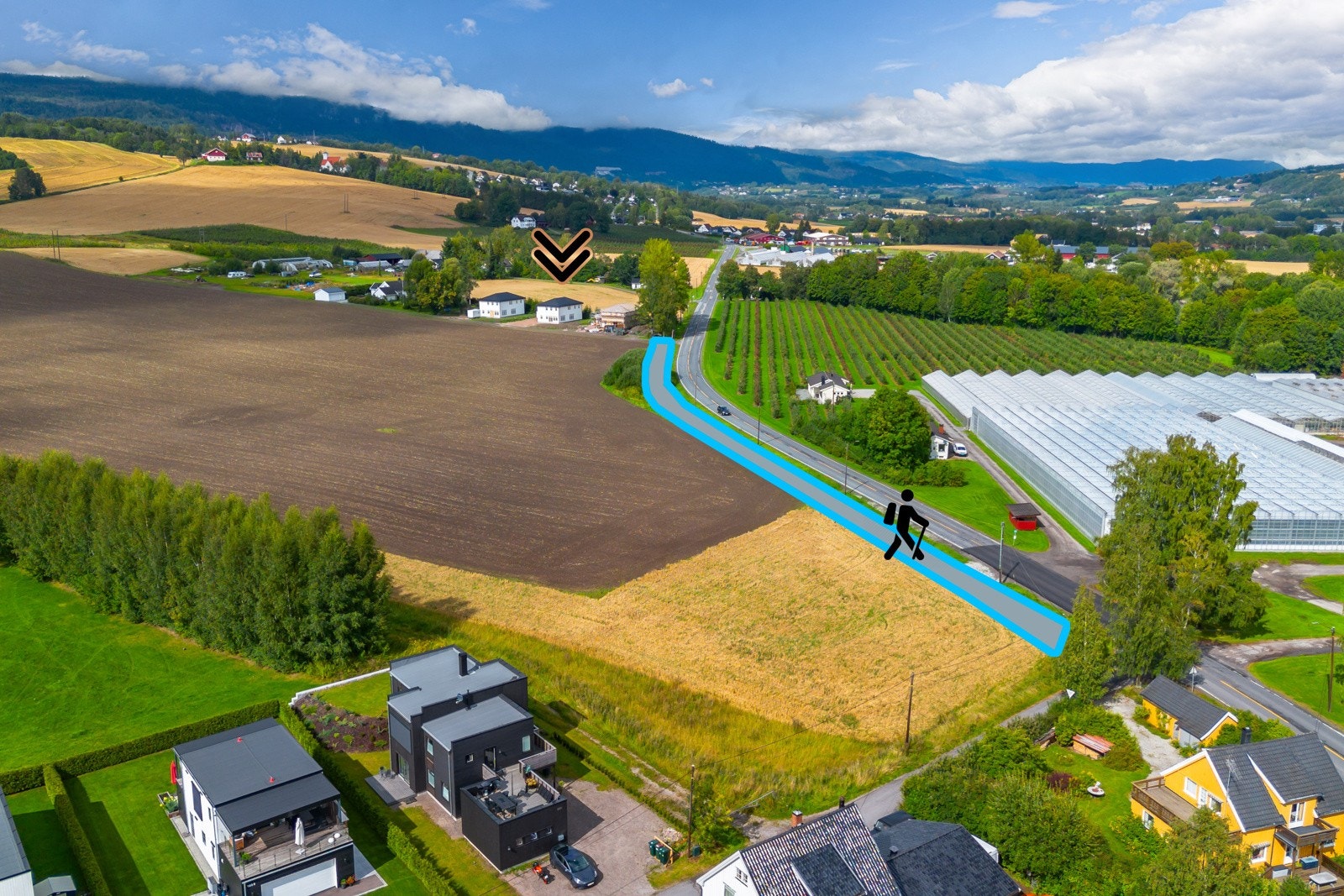 Eneboligen har en idyllisk og sentral beliggenhet i et attraktivt område som kombinerer landlig sjarm med byens servicetilbud. Galleribilde