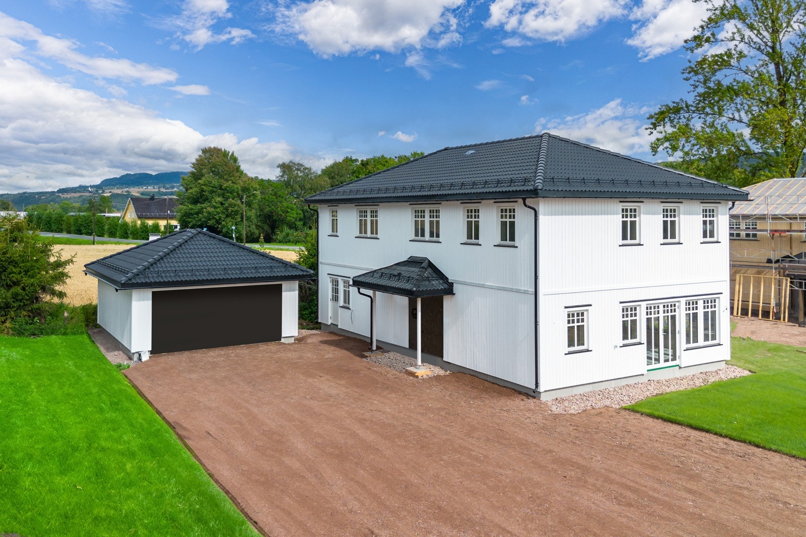 Eiendommen er solrik med en lettstelt hage, gruslagt/singlet gårdsplass og dobbelgarasje. Galleribilde