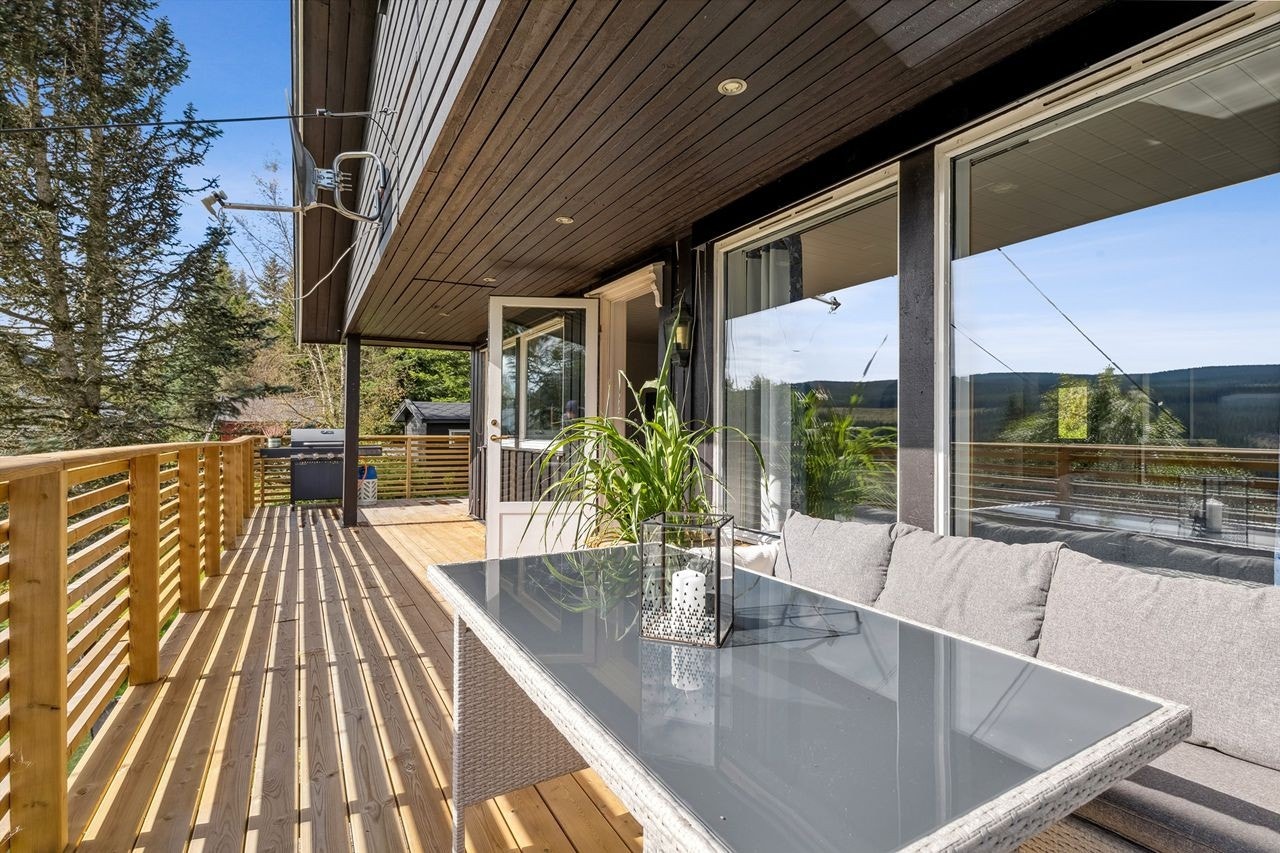 Fra stuen er det utgang til en romslig utsiktsveranda. Verandaen er dels overbygget, har downlights i taket, og har nye gulvbord og nytt rekkverk i moderne utførelse. Galleribilde