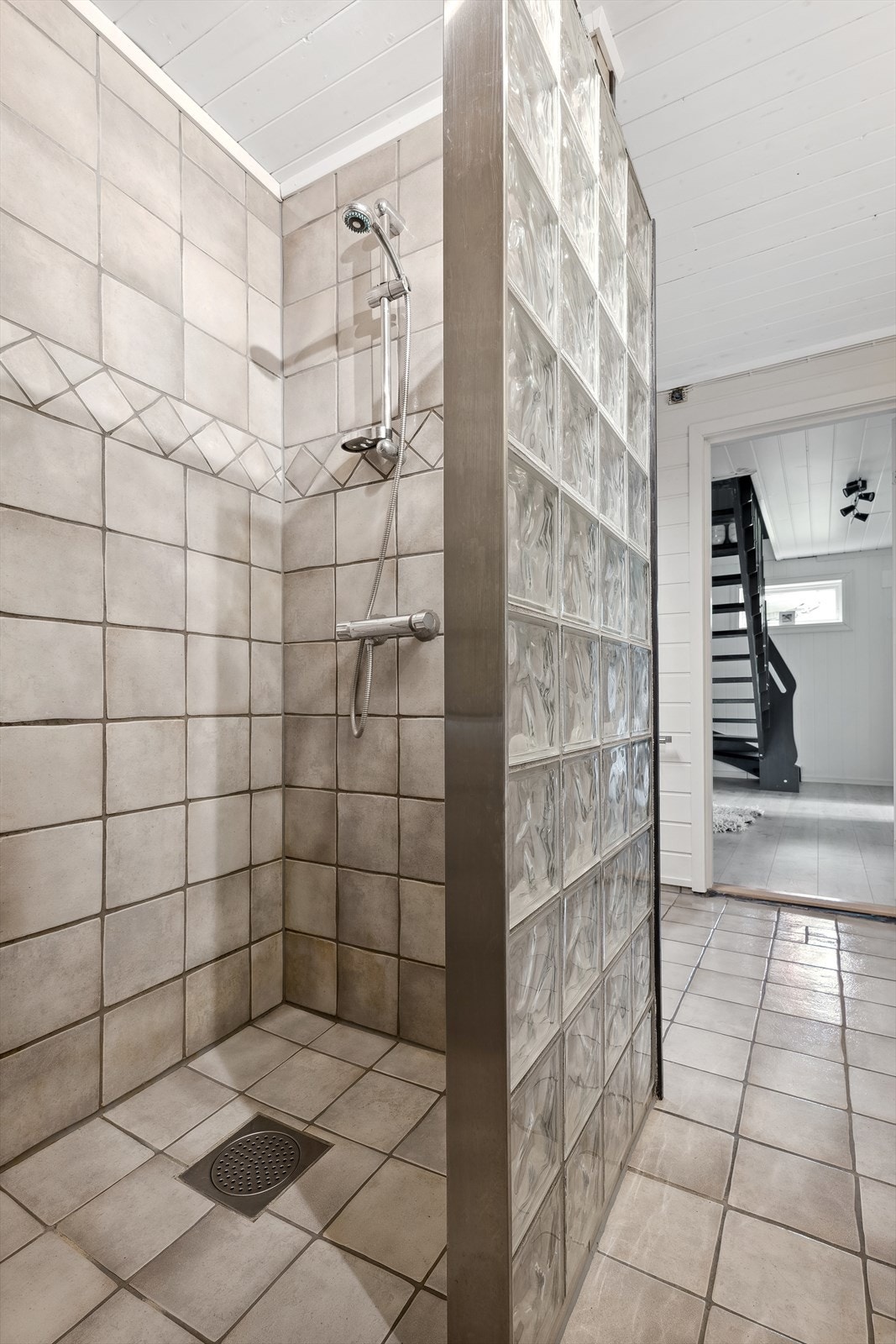 Bad med dusjnisje. Galleribilde