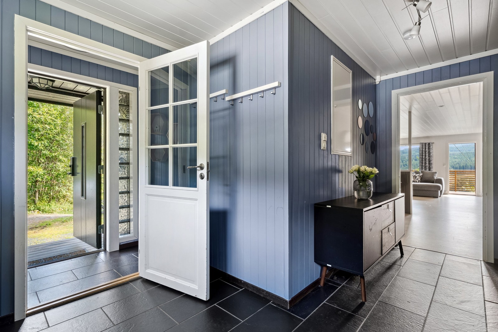 Romslig gang med fin plass til yttertøy og sko. Garderobeløsning. Galleribilde