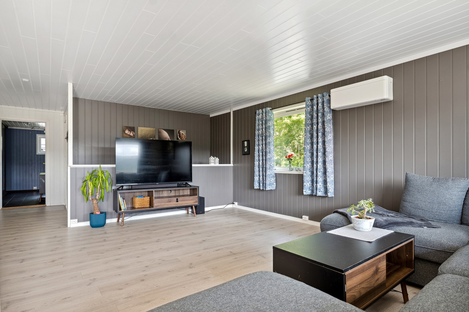 Stuen har moderne fargevalg. Varmepumpen gir lun grunnvarme i boligen. Galleribilde