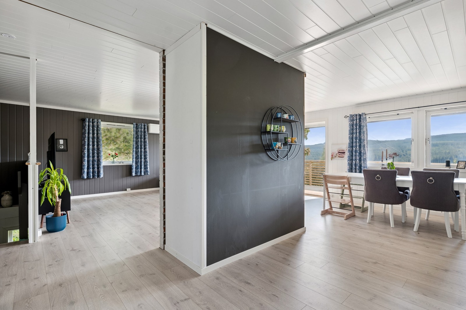 Stue og spisestue sett fra kjøkken. Galleribilde