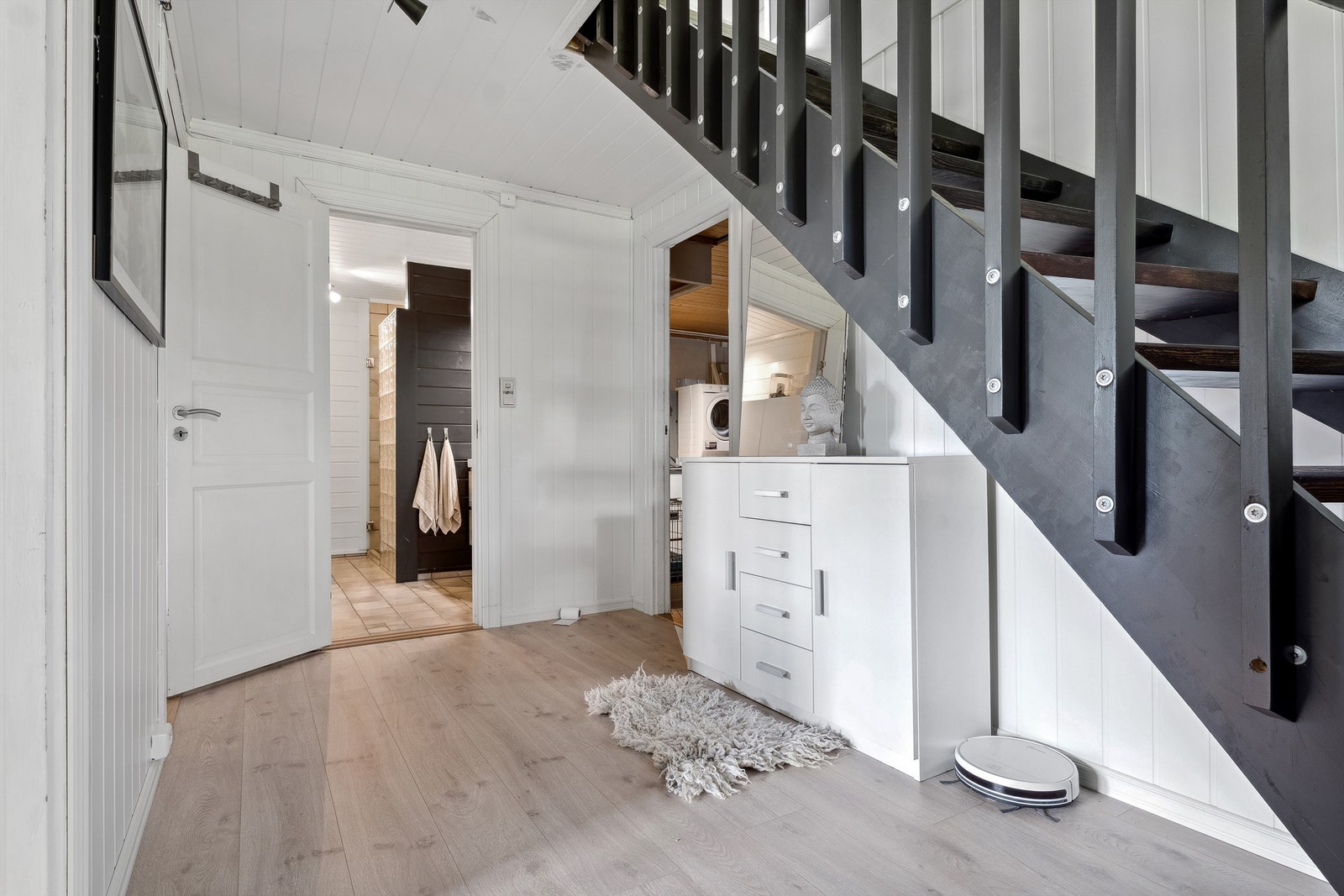 Romslig gang med videre adkomst til underetasjens rom. Galleribilde