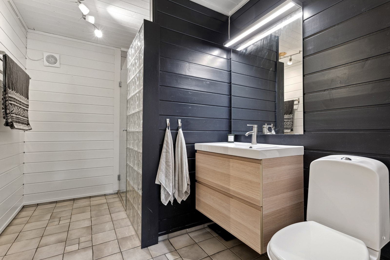 Badet ligger i underetasje, og inneholder wc, servantskap og dusjnisje. Galleribilde