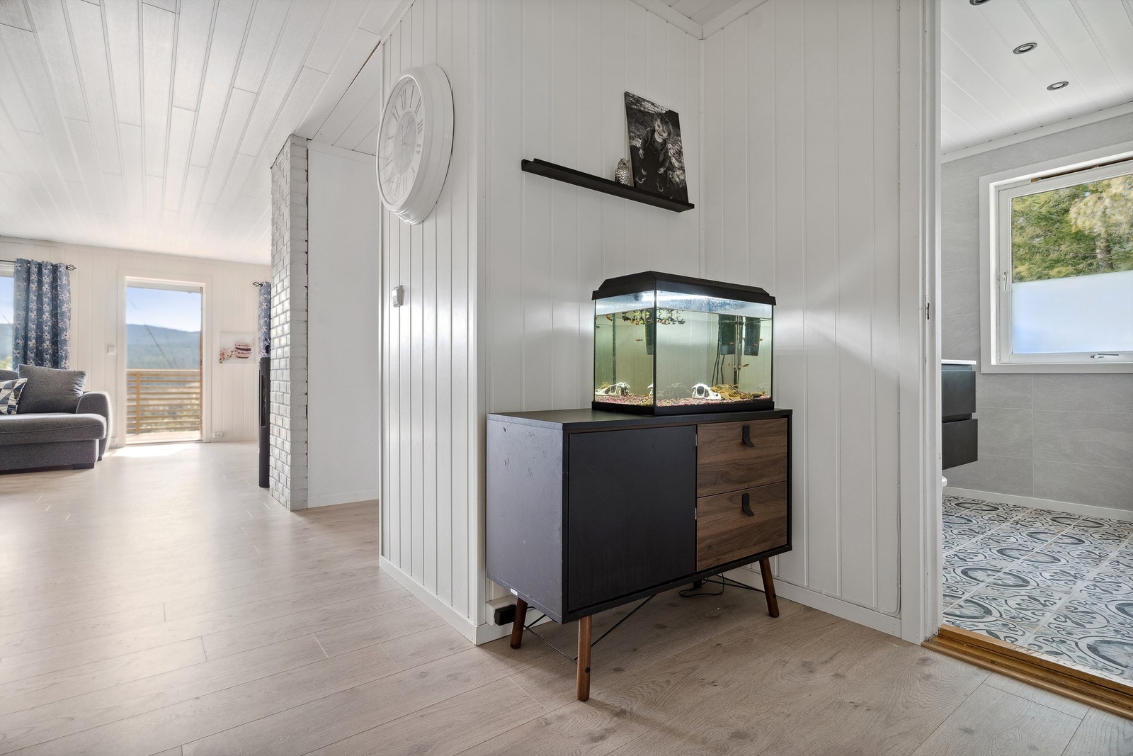 Fra gangen åpner det seg opp mot stue og kjøkken. Galleribilde