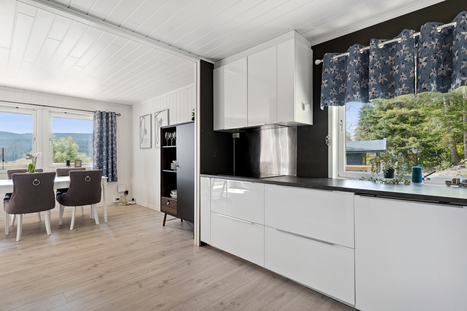 Kjøkken - herfra er det kort avstand til stue/spisestue. Galleribilde