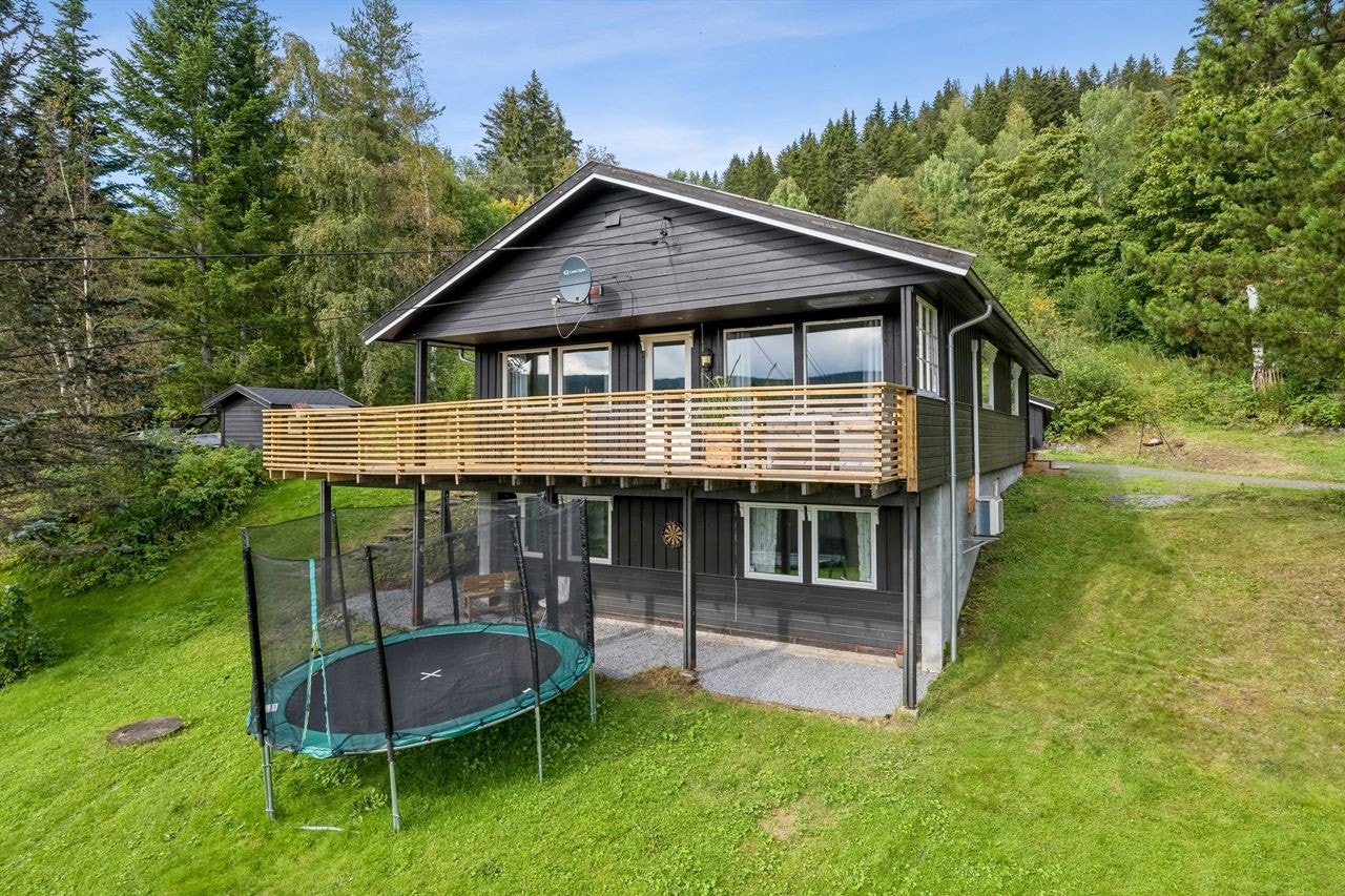 Boligen går over ett plan + sokkeletasje. Landlig beliggende. Galleribilde