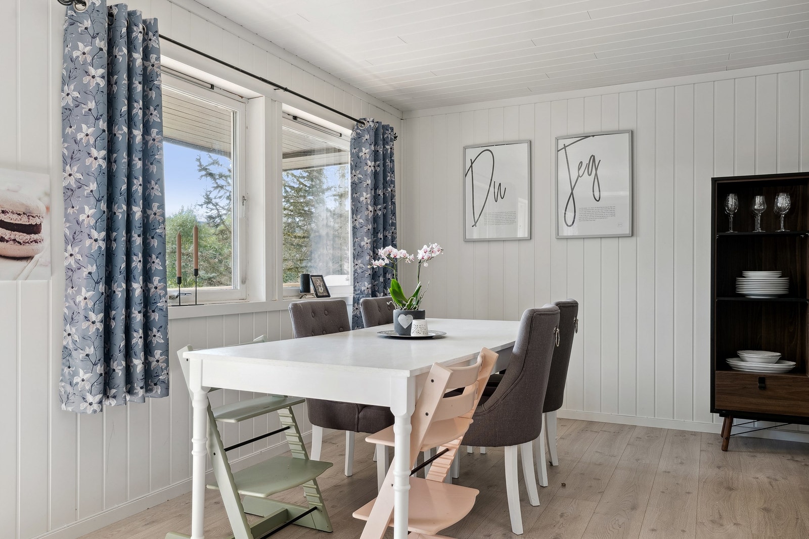 Stue/spsiestue med fin plass til stort spisebord. Galleribilde