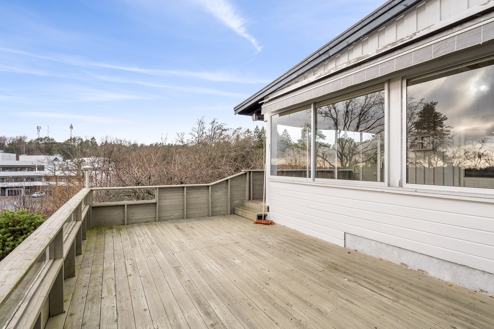 Stor og deilig terrasse med masse sol og flott utsikt. Galleribilde