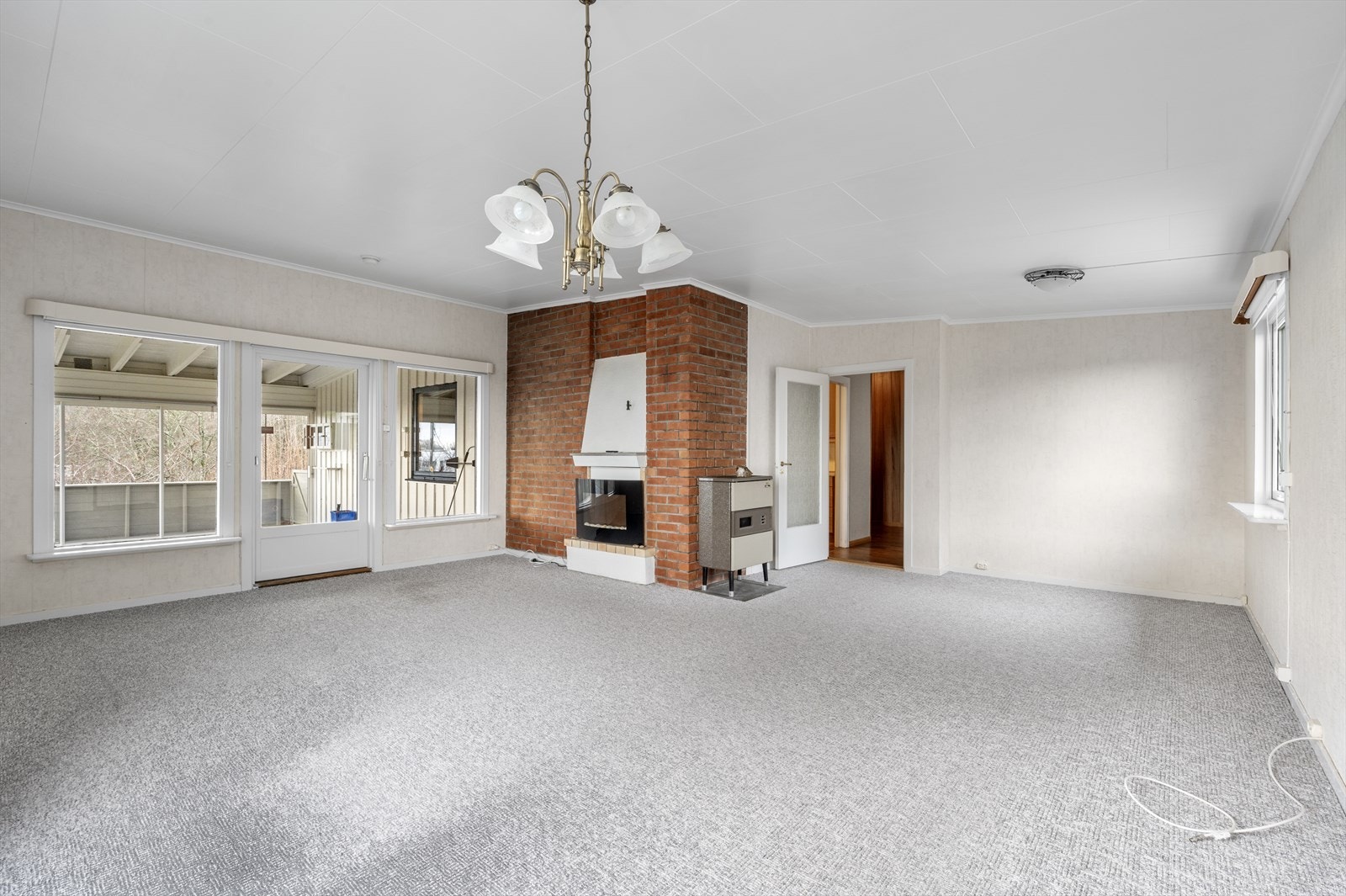 Stue med utgang til stor innglasset veranda. Galleribilde