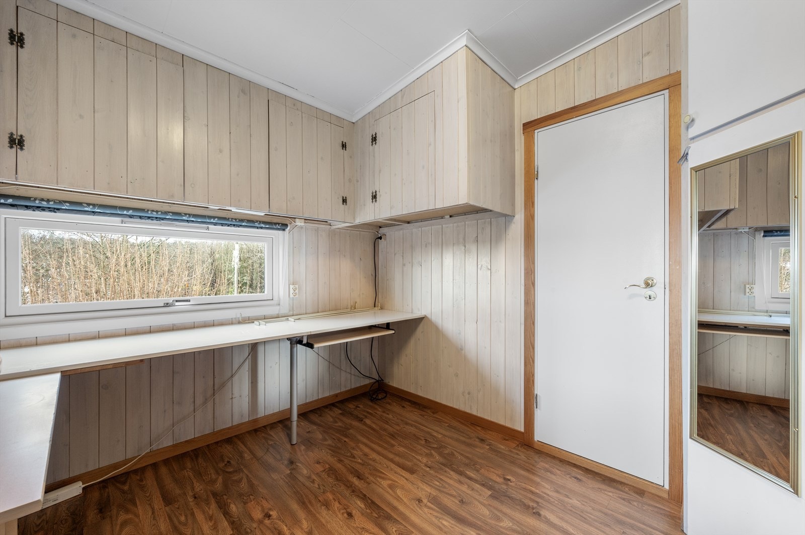 Kontor med utgang til innglasset veranda Galleribilde