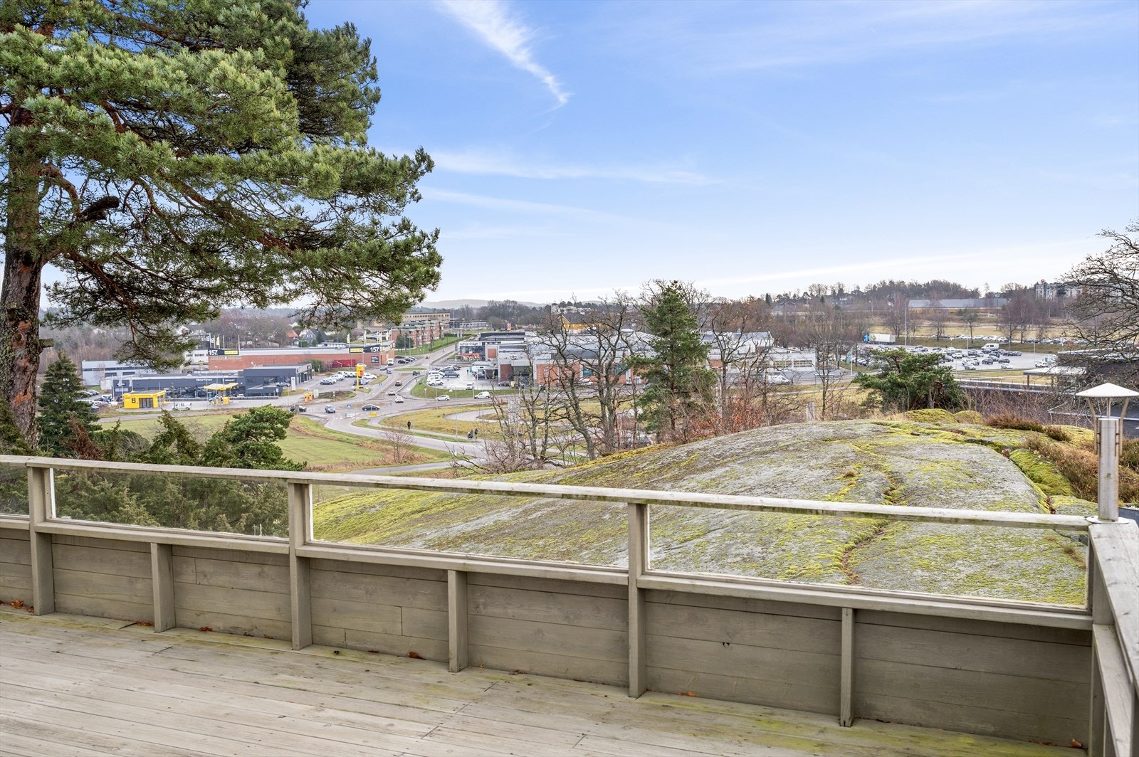 Flott utsikt fra terrassen. Svært gode solforhold på usjenert terrasse Galleribilde