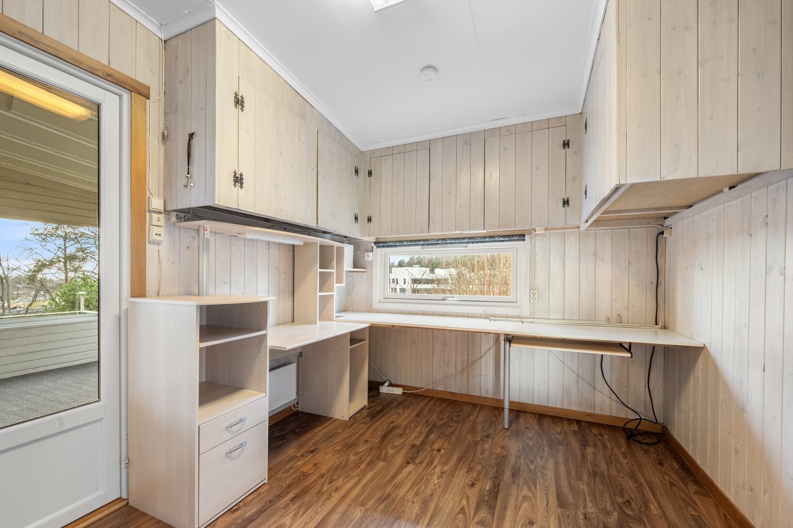 Kontor med utgang til innglasset veranda Galleribilde