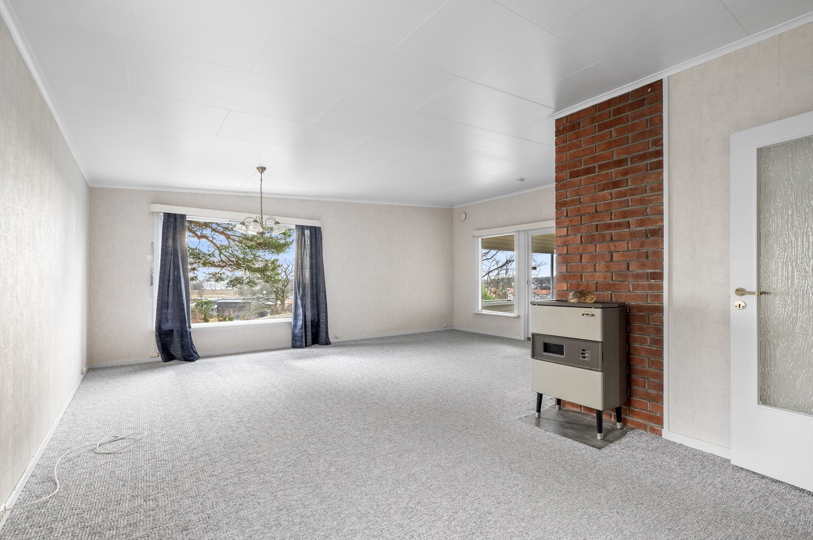 Stue med utgang til stor innglasset veranda. Galleribilde