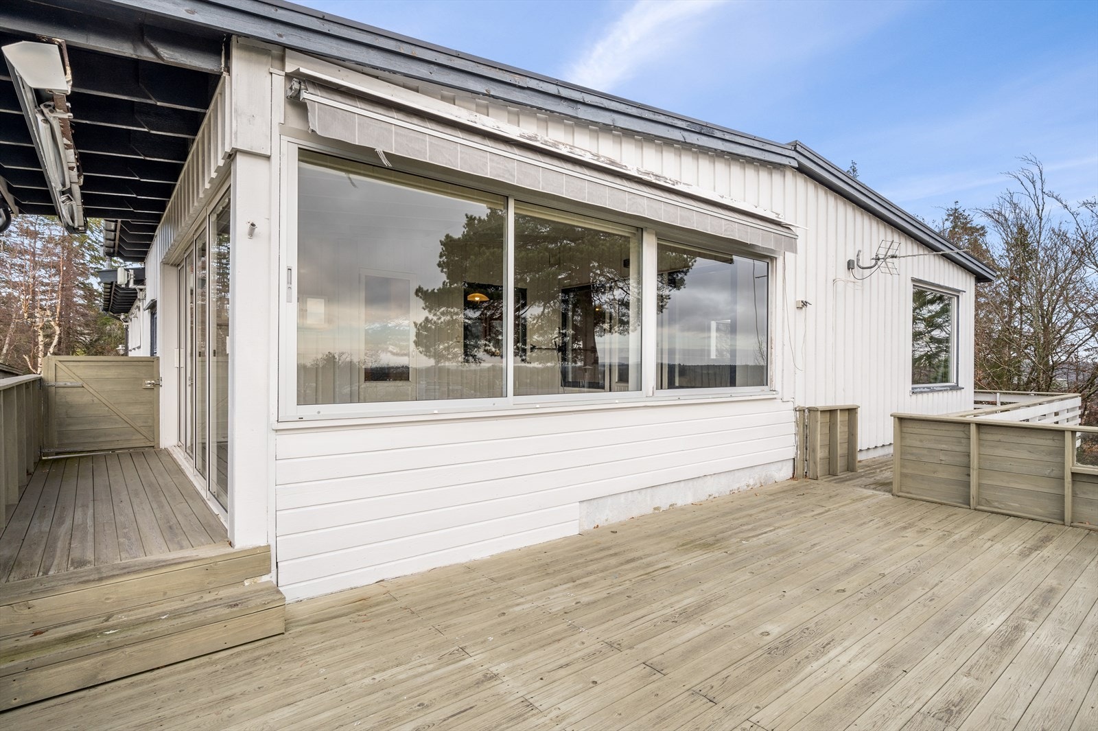 Stor og deilig terrasse med masse sol og flott utsikt. Galleribilde