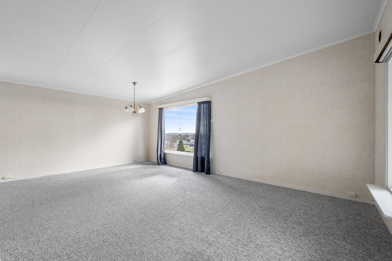 Stue med flott utsikt og utgang til innglasset veranda Galleribilde