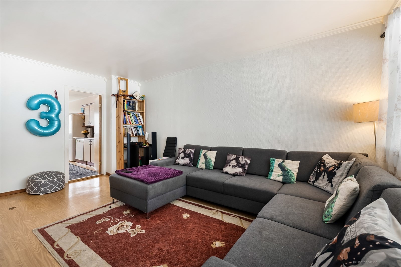 Stuen i leiligheten er romslig og slipper inn rikelig med lys fra de store vindusflatene. Galleribilde