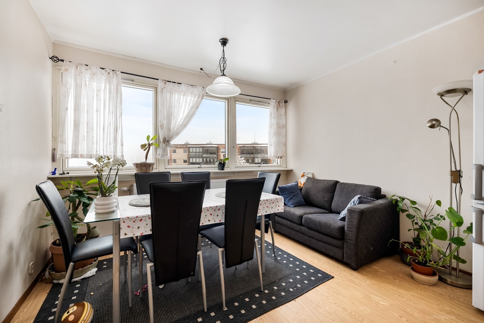 Spisestuen har store vinduer og rikelig med behagelig, naturlig lys. Galleribilde