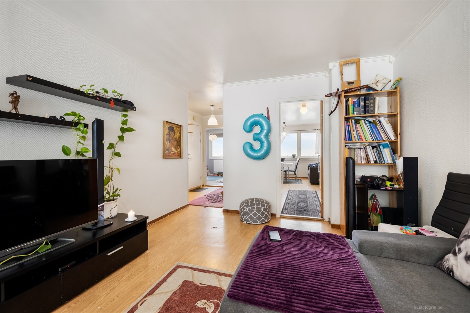 Stue og inngang til kjøkkenet. Galleribilde