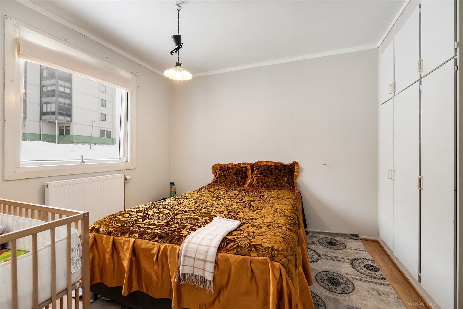 Soverom 1 med innebygd skap og god plass til oppbevaring. Galleribilde