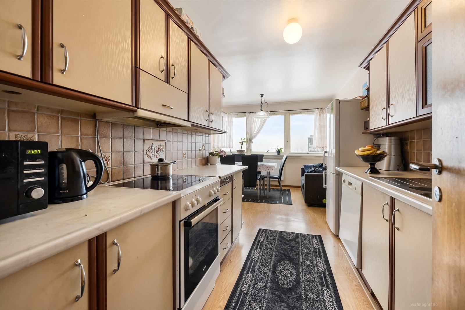 Kjøkkeninnredning med profilerte fronter. Galleribilde